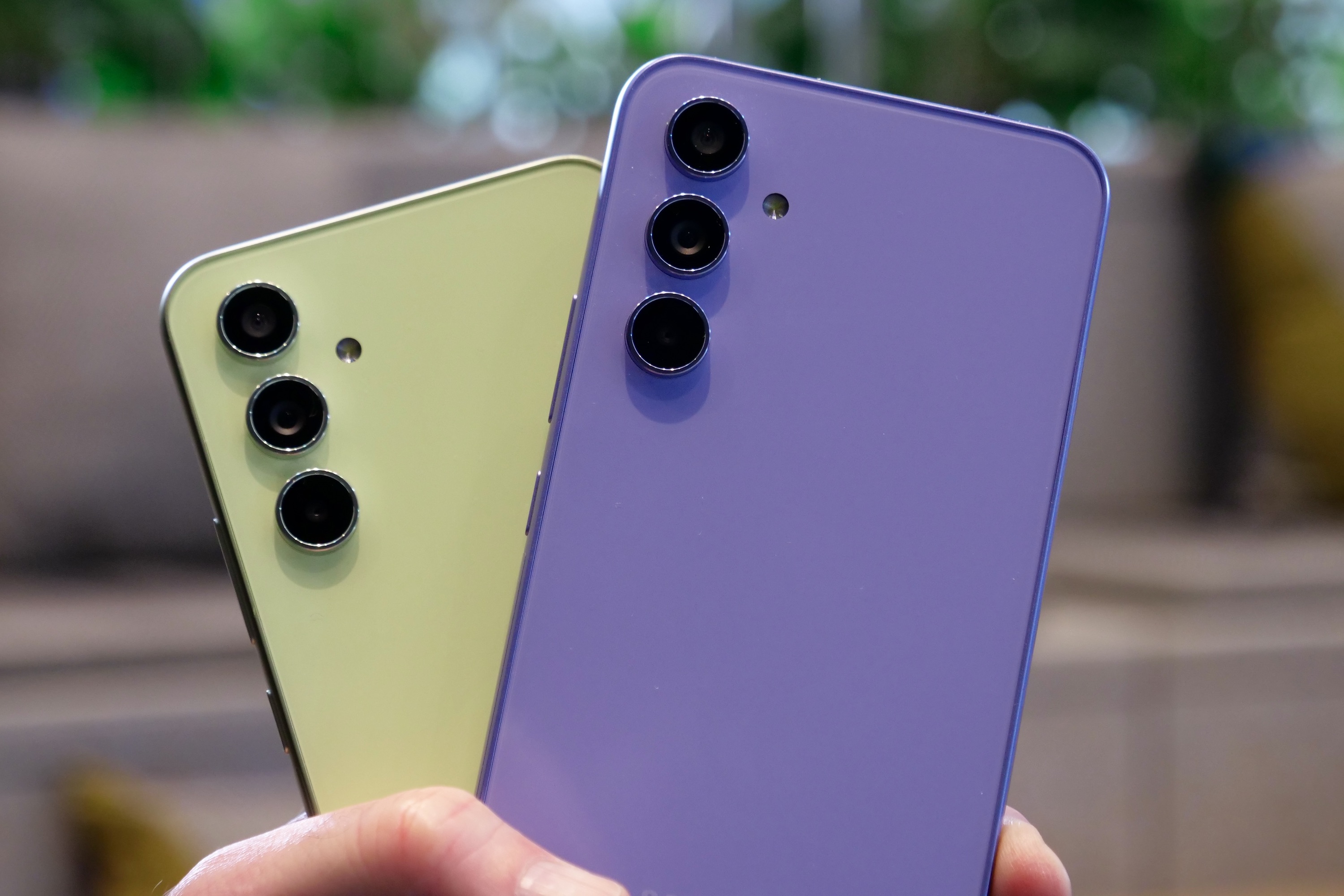 Los módulos de cámara verde y morado del Galaxy A54.