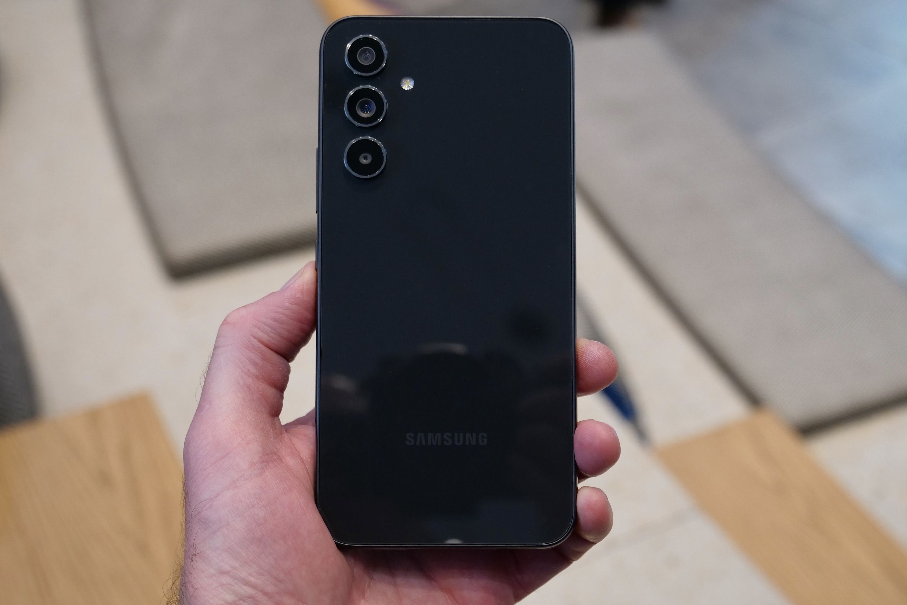 A parte de trás do Galaxy A54 preto