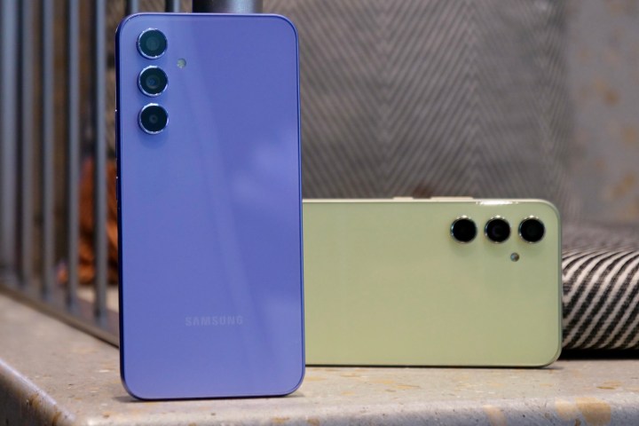 La parte posterior del Galaxy A54 púrpura y verde.