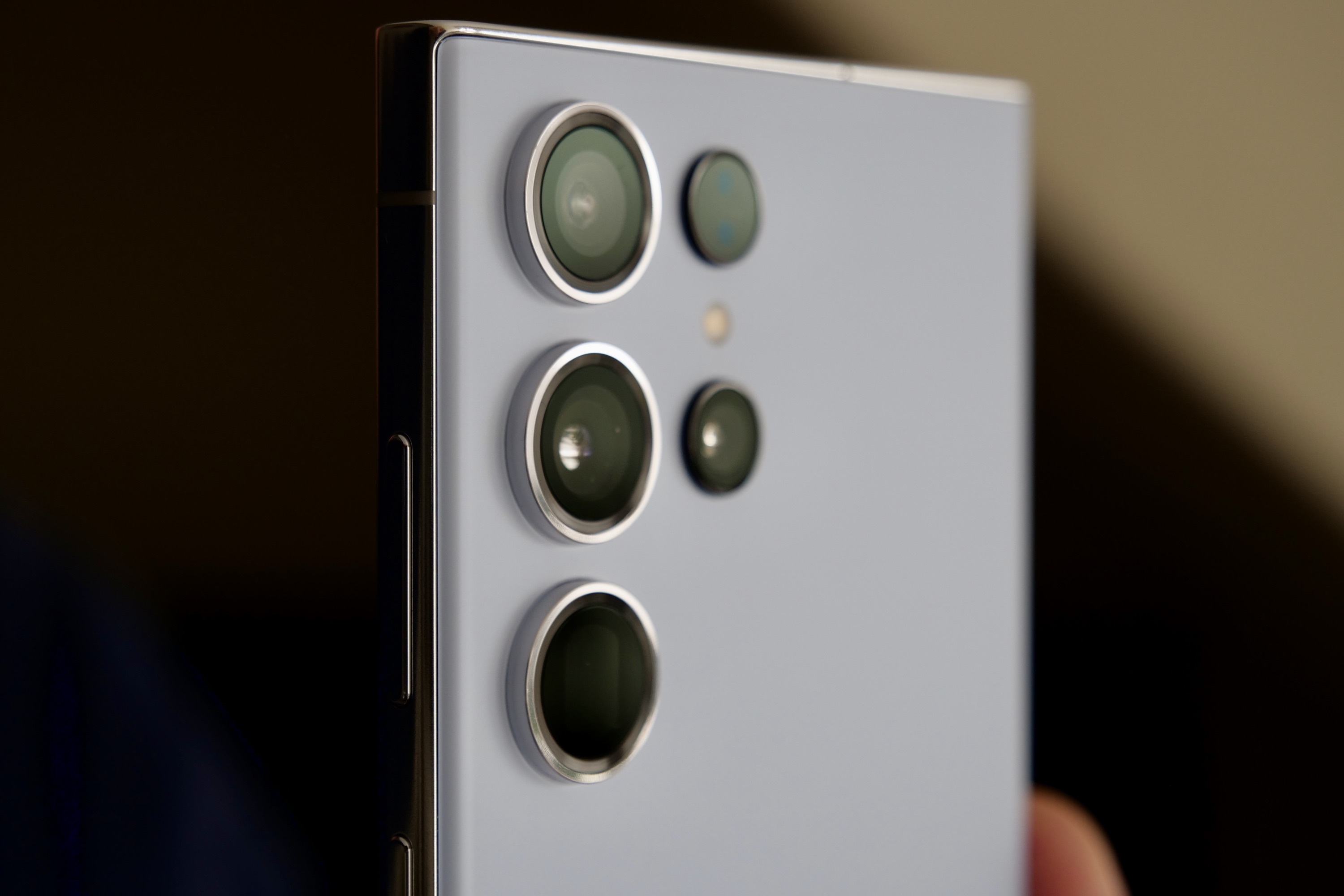 پشت Samsung Galaxy S23 Ultra لنزهای دوربین را نشان می دهد.