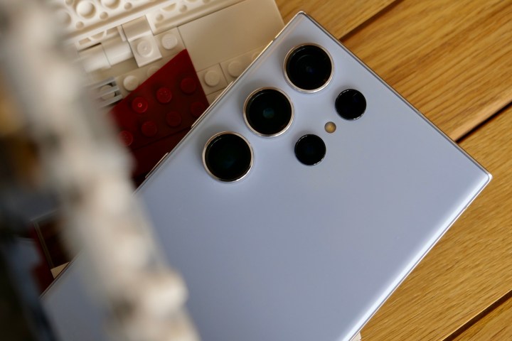 Il retro del Samsung Galaxy S23 Ultra, che mostra gli obiettivi della fotocamera.