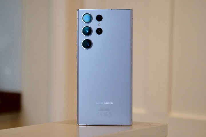 Samsung Galaxy S23 Ultra به رنگ آبی آسمانی، از پشت قابل مشاهده است.