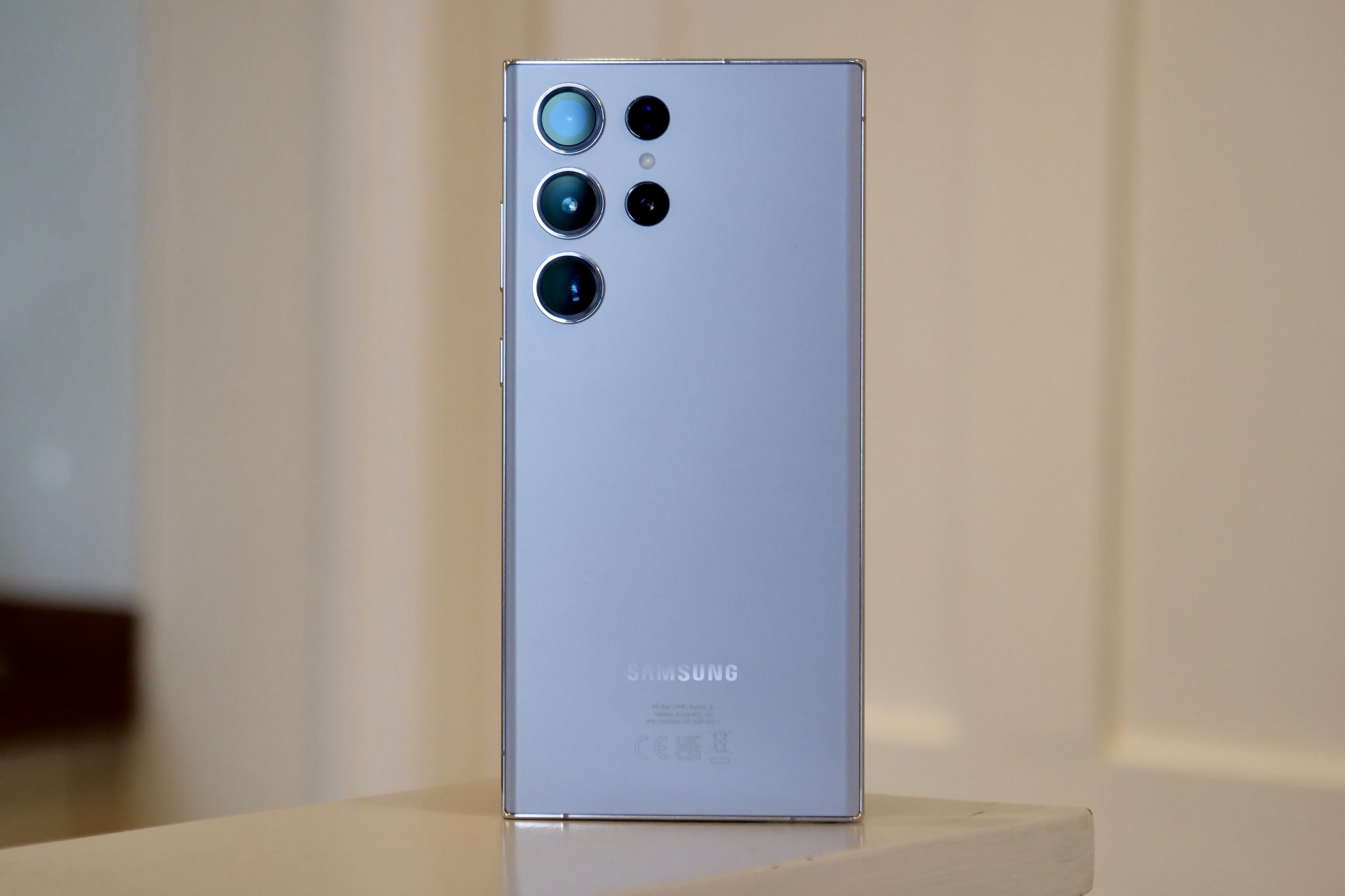 Samsung Galaxy S23 Ultra به رنگ آبی آسمانی، از پشت قابل مشاهده است.