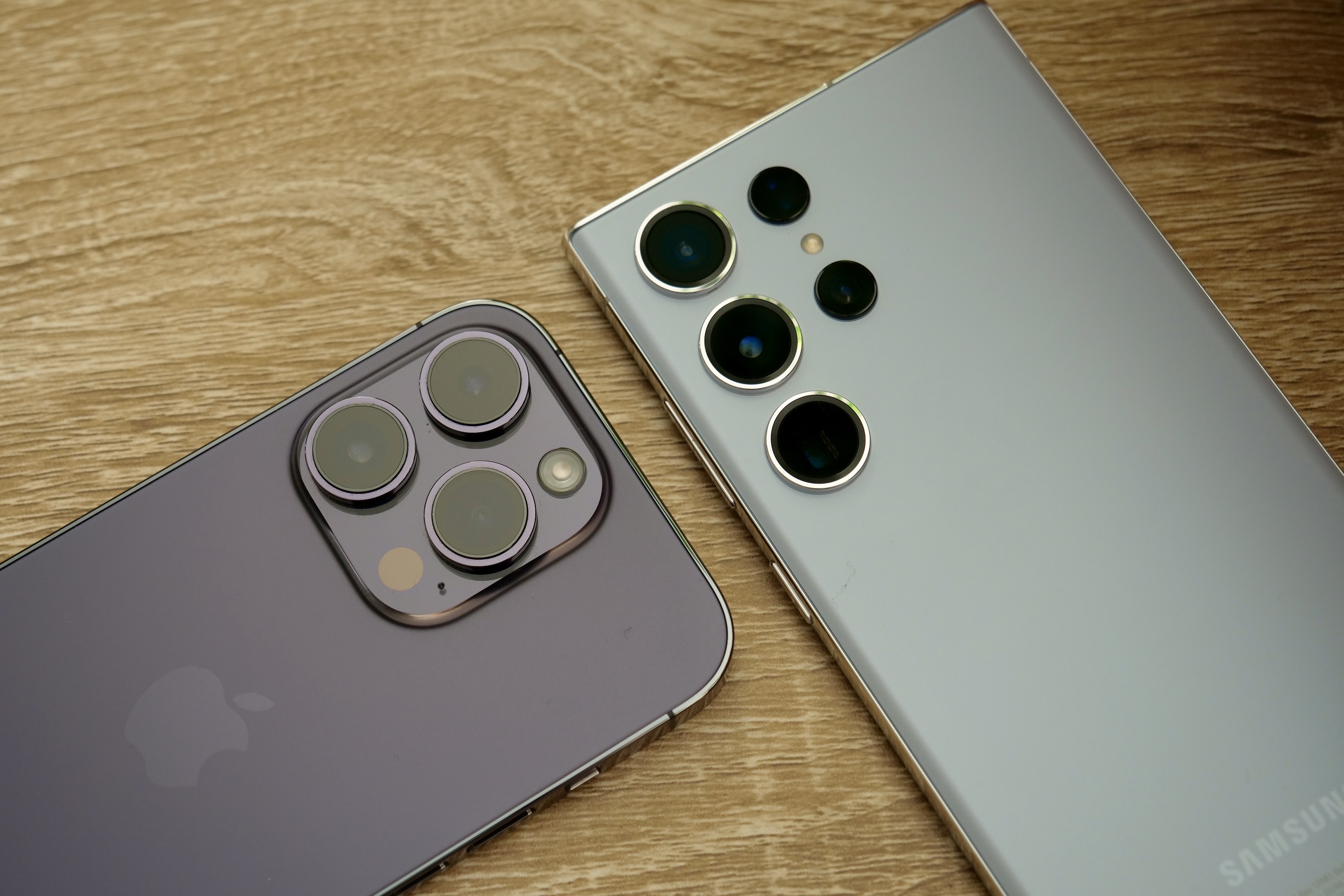Os módulos de câmera do iPhone 14 Pro e do Galaxy S23 Ultra.