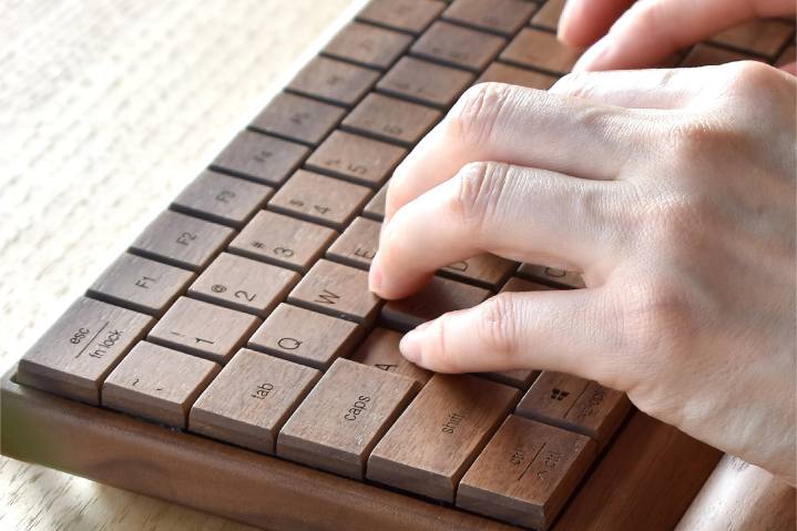 Hacoa Ki-Board es un teclado inalámbrico hecho de madera.