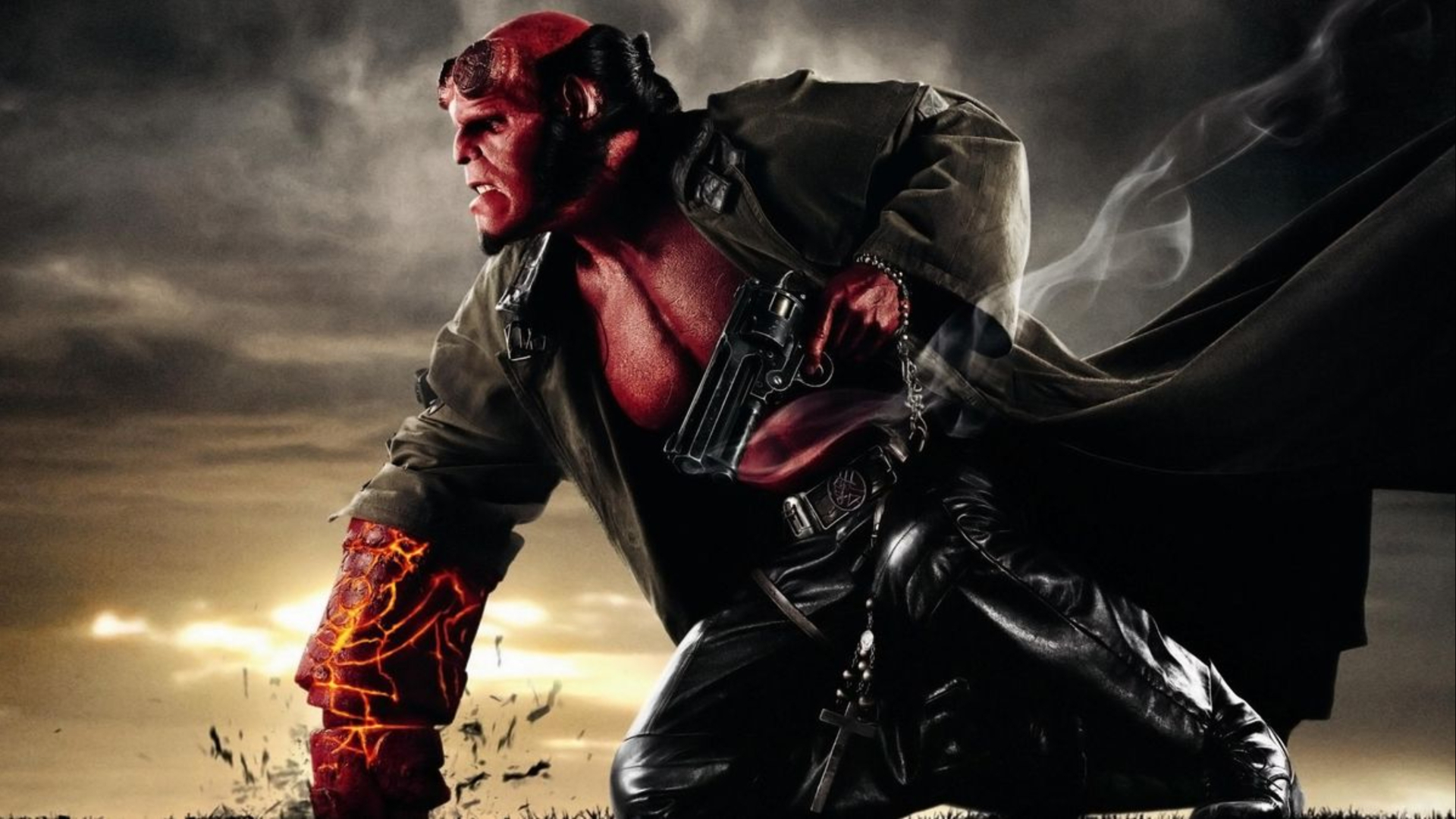 Hellboy com o punho no chão e segurando sua arma fumegante.