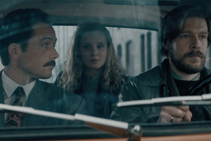 Henk, Sasha e Alexey sentam-se juntos em um carro em Tetris.
