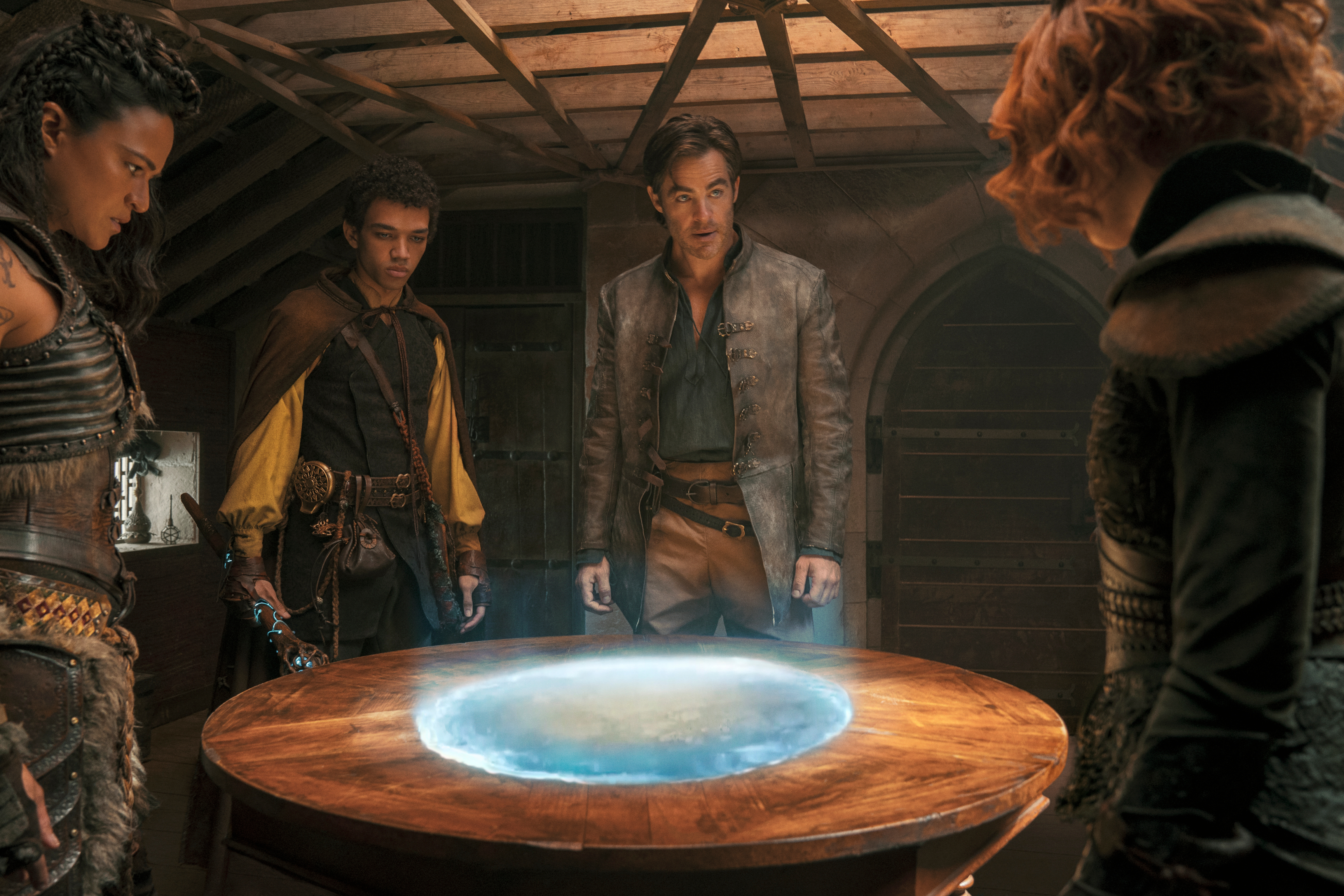Holga, Simon, Edgin e Doric estão em torno de um portal juntos em Dungeons & Dragons: Honor Among Thieves.