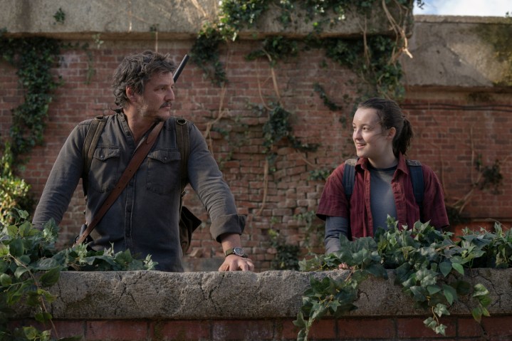 Joel et Ellie se regardent sur un toit dans The Last of Us Episode 9.