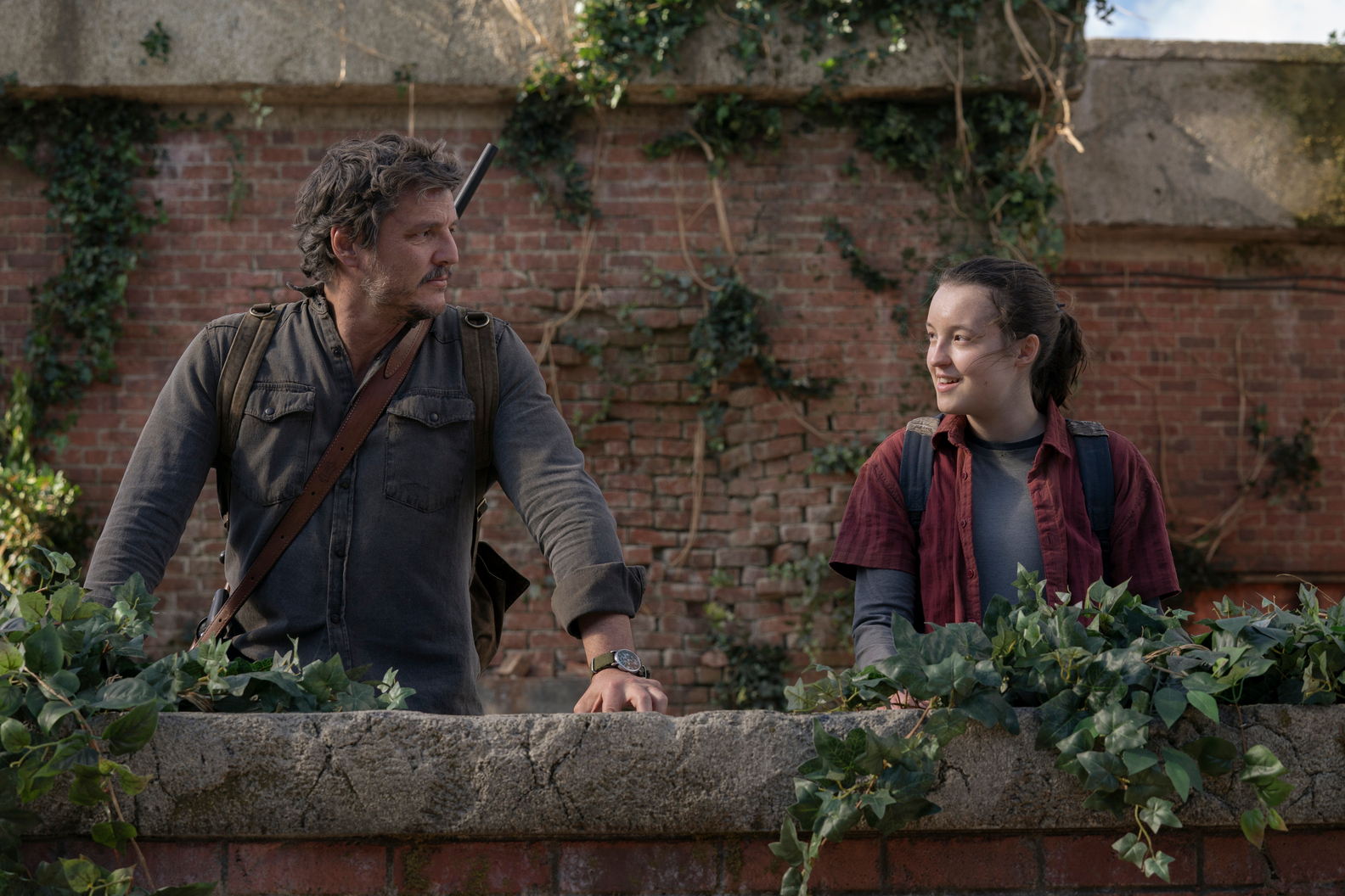 Joel e Ellie se olham em um telhado no episódio 9 de The Last of Us.