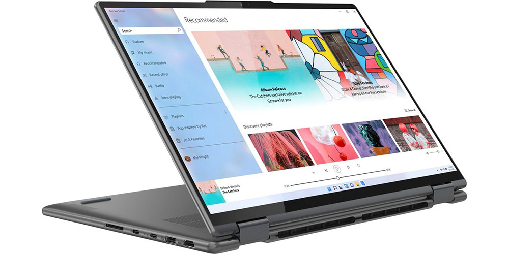 O Lenovo Yoga 7i no modo de apresentação mostrando uma janela do navegador.