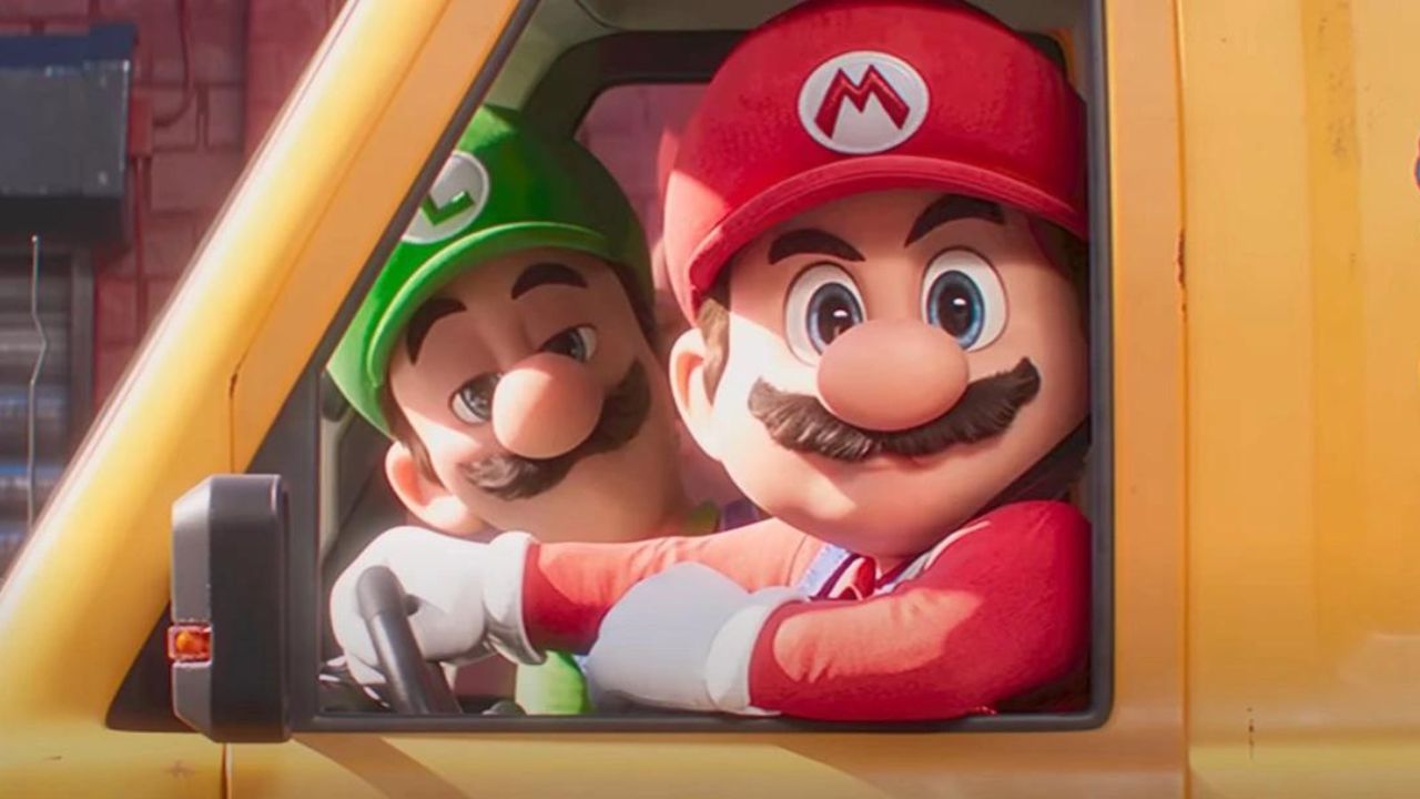 Luigi y Mario mirando a la cámara con expresiones poco divertidas en The Super Mario Bros. Movie.