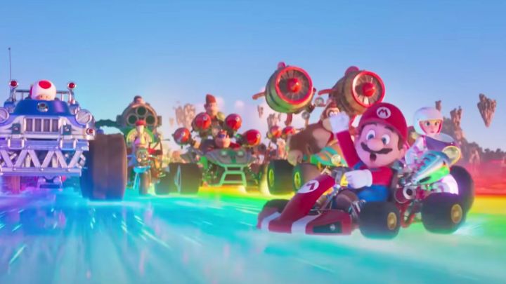 Os personagens Mario correndo em Rainbow Road em The Super Mario Bros. Movie.