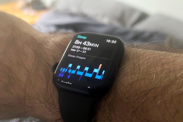 Persona che indossa Apple Watch che mostra le informazioni sul monitoraggio del sonno.