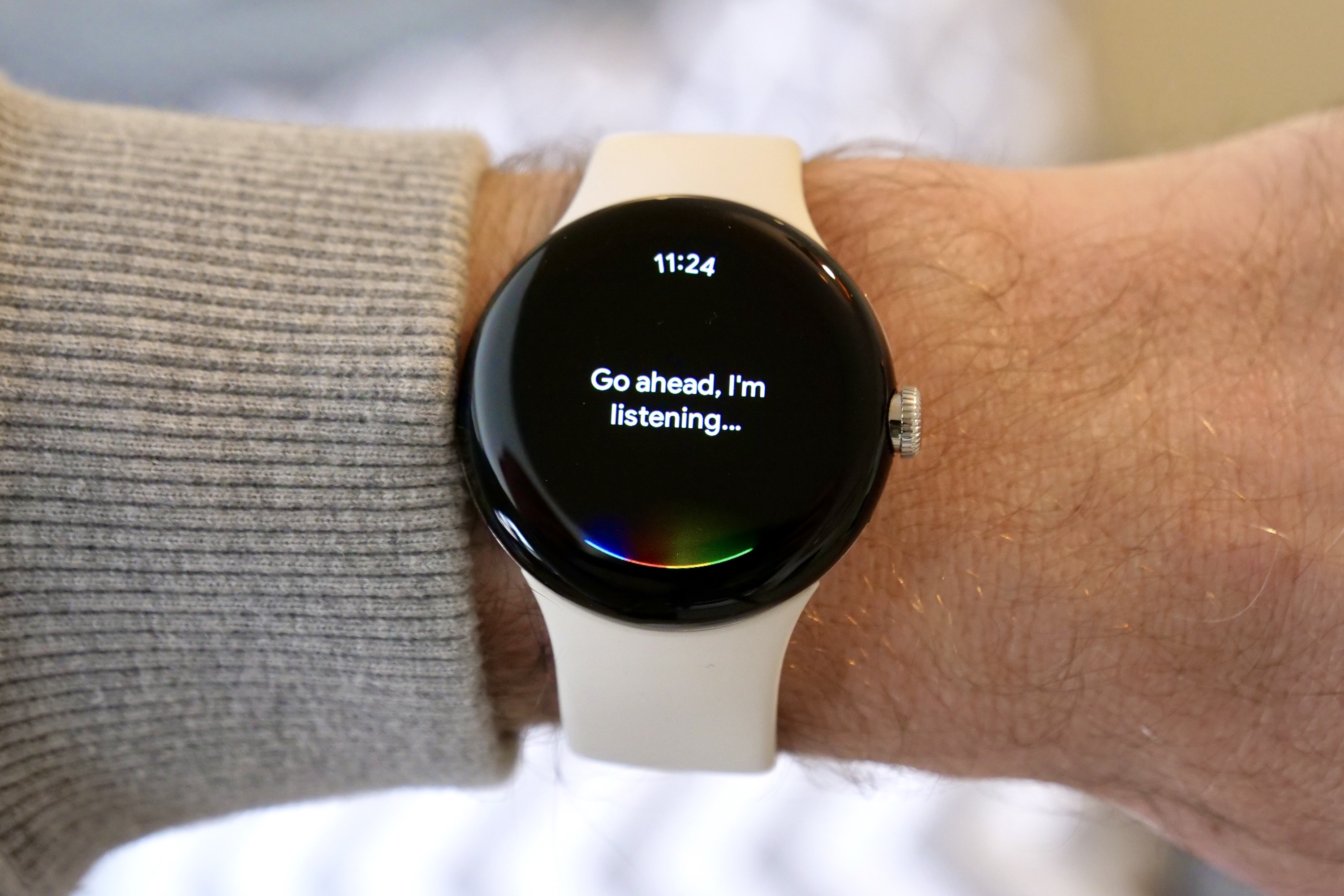 Google Assistant در حال گوش دادن به Google Pixel Watch است.