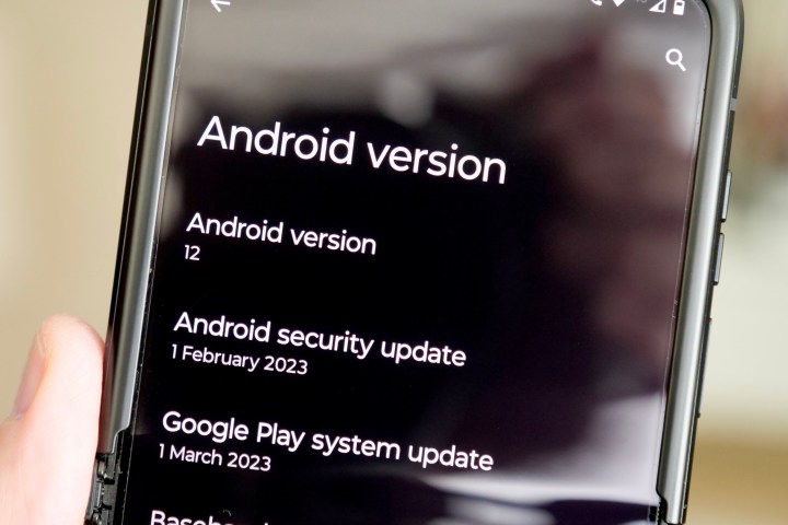 Android 12 mostrado na tela do Motorola Moto Razr (2022).