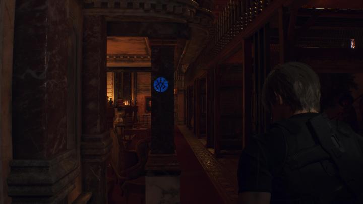 Leon olha para um medalhão azul