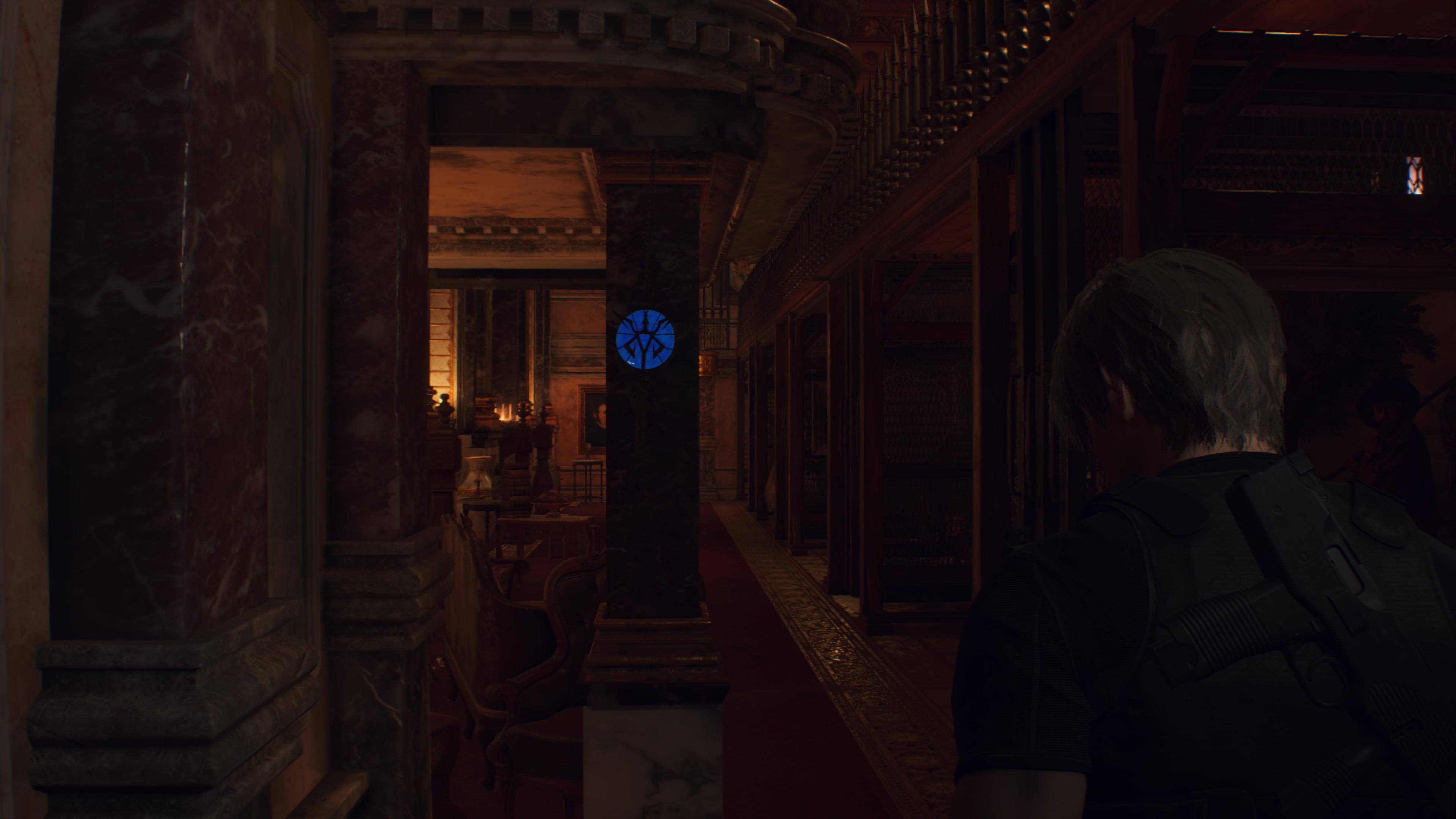 Leon olha para um medalhão azul