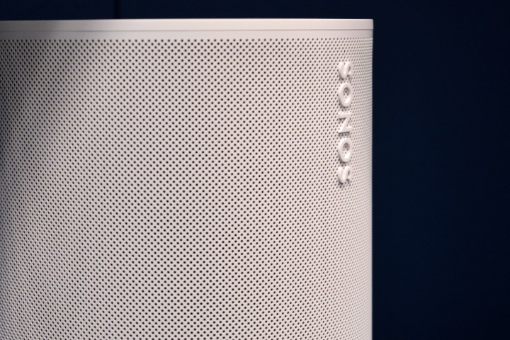 Sonos Era 100, primo piano del logo.