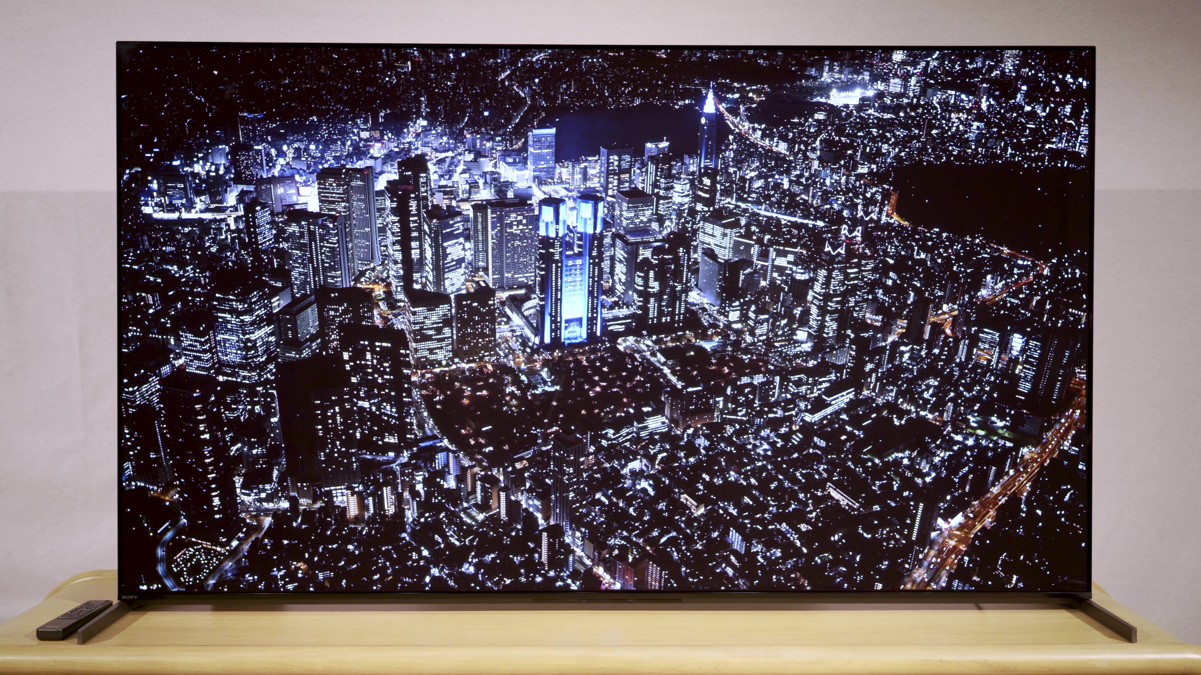 Uma visão aérea de um horizonte à noite em um Sony A95L.