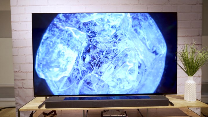 Un'immagine in primo piano di un cristallo su un televisore LCD Sony X90L.