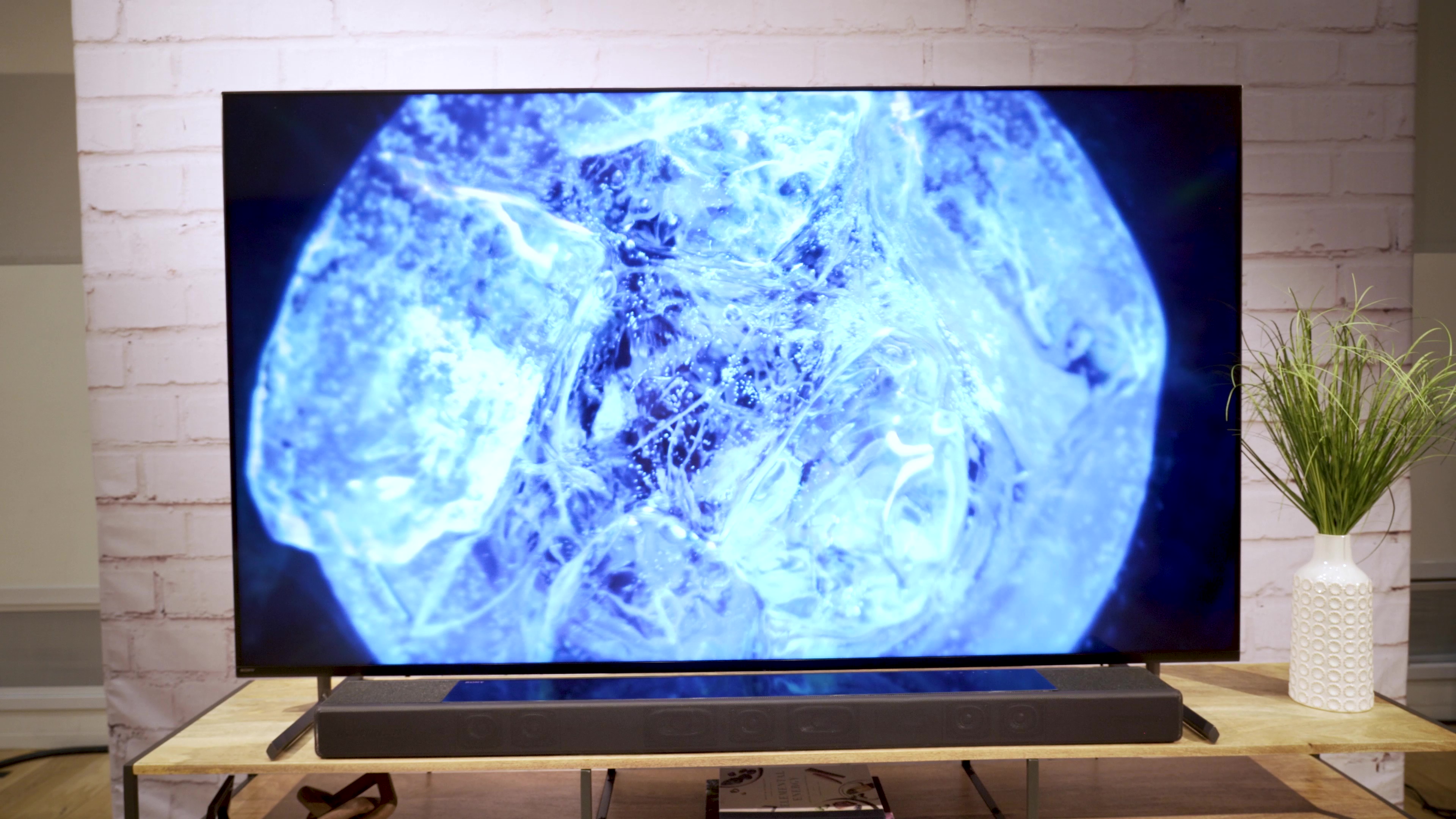 Uma imagem aproximada de um cristal em uma TV LCD Sony X90L.