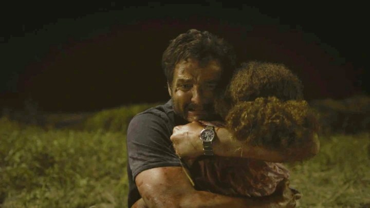 Джоэл держит тело Сары в The Last of Us.