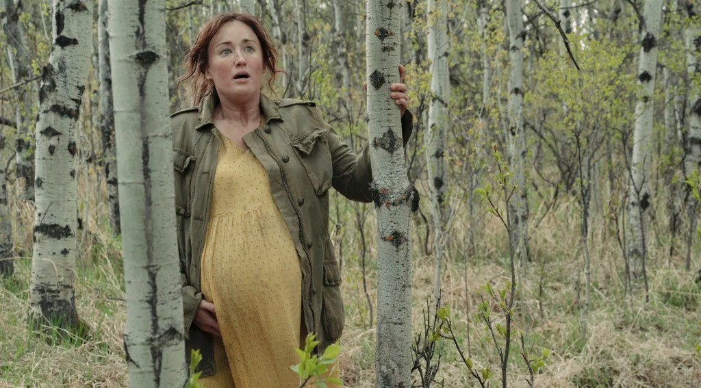 Ashley Johnson caminha em uma floresta em The Last of Us.