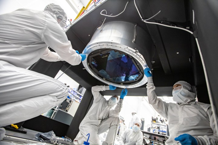 Os membros da equipe de câmera LSST se preparam para a instalação da lente L3 no plano focal da câmera.