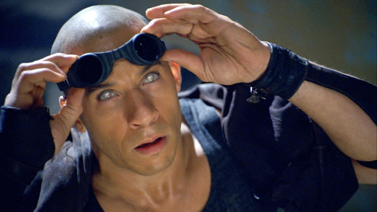 O Riddick de Vin Diesel levanta os óculos em As Crônicas de Riddick.