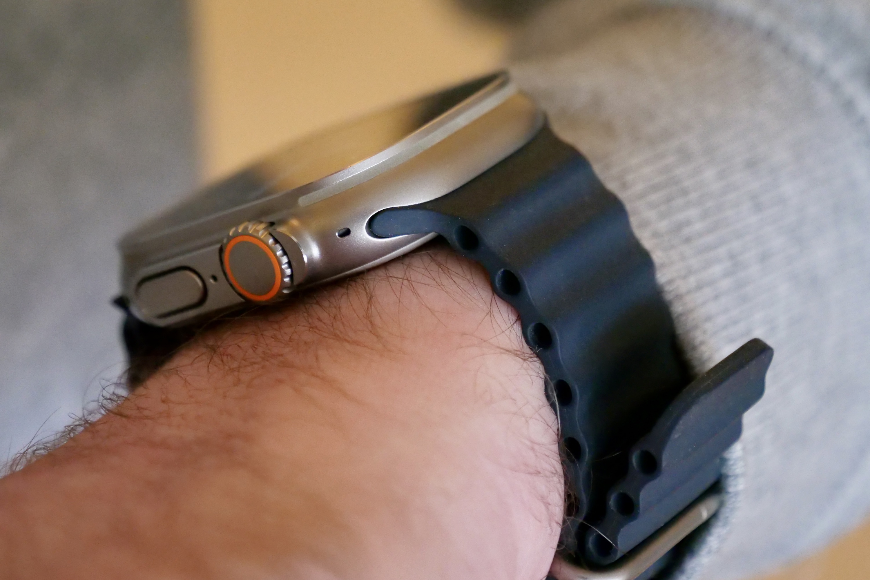 A lateral do Apple Watch Ultra com a pulseira Ocean Band.