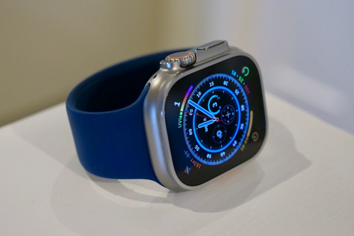 Apple Watch Ultra با بند Solo Loop متصل شده است.