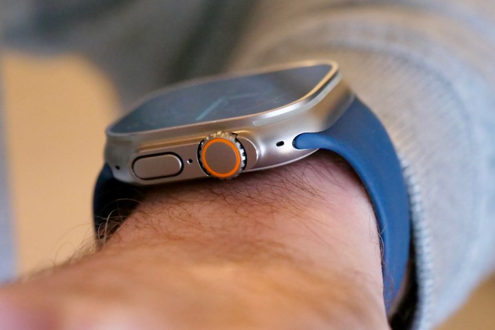Сторона Apple Watch Ultra с ремешком Solo Loop.