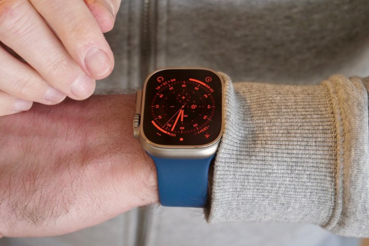 Indossare l'Apple Watch Ultra con il cinturino Solo Loop.