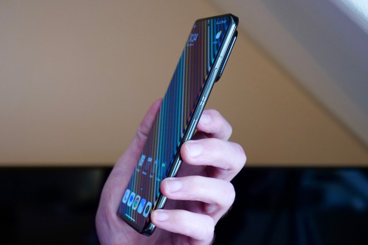 Il lato dello Xiaomi 13 Pro, tenuto in mano da una persona.