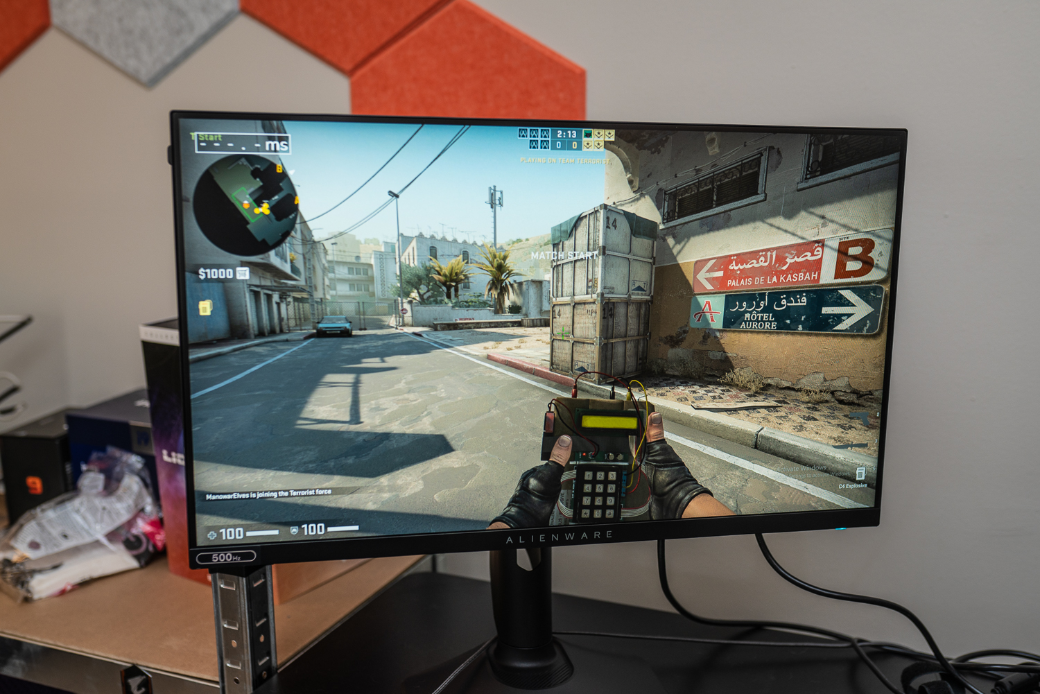 Counter-Strike Global Offensive em execução no monitor de jogos Alienware 500Hz.