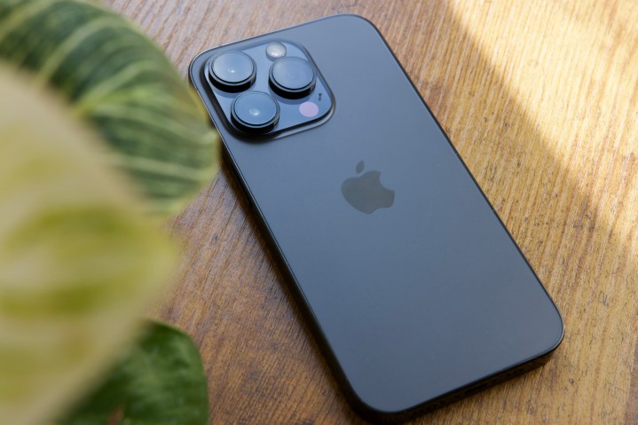Un iPhone 14 Pro negro sobre una mesa.