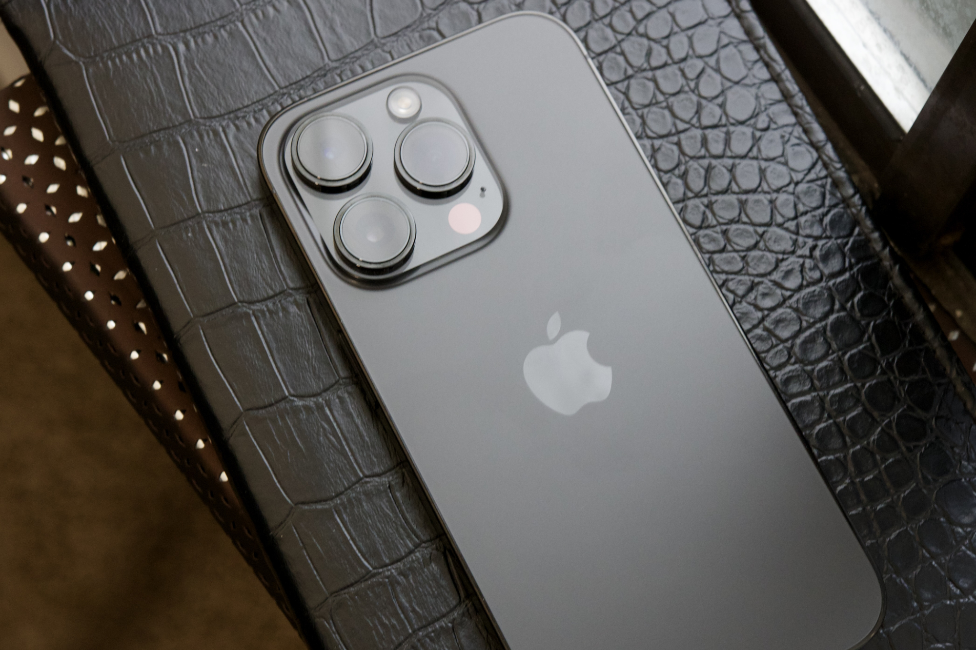 How to turn the Apple logo on your iPhone into a secret button - Vimarsana News