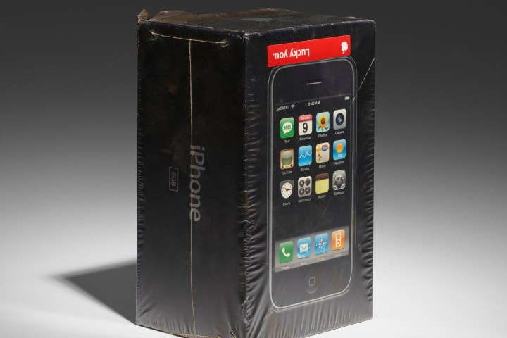 iPhone sigillato del 2007 con un adesivo rosso "Lucky You" sopra.