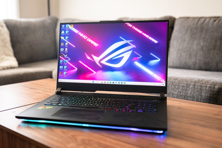 Asus ROG Strix Scar 17 sentado em uma mesa.