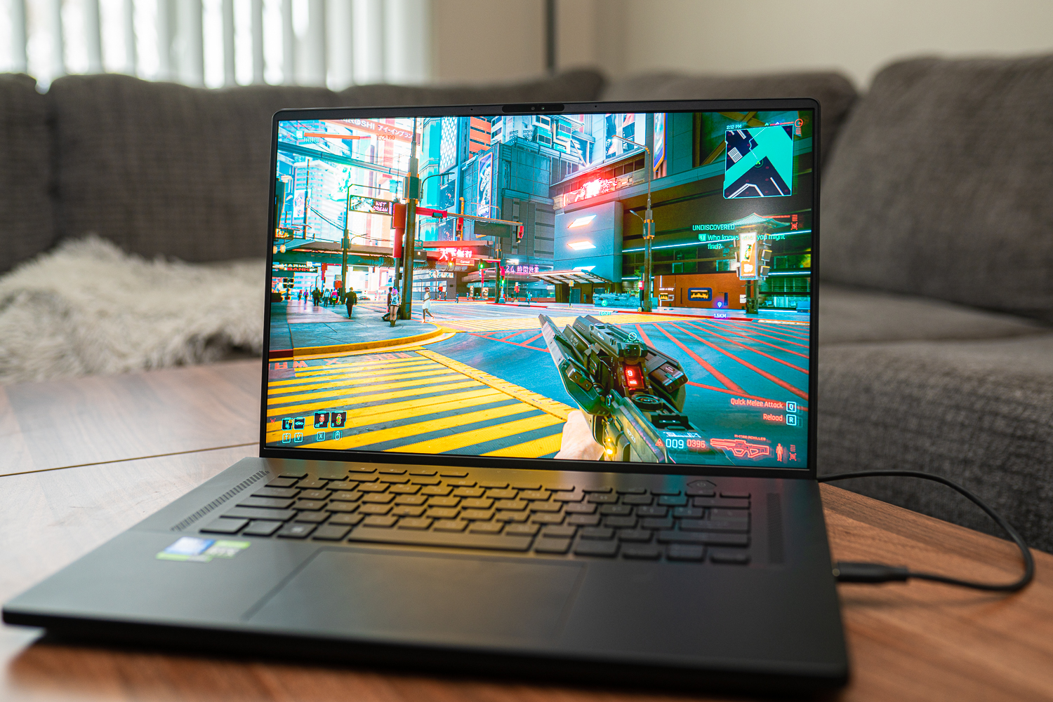 Asus ROG Zephyrus M16 jogando Cyberpunk 2077.