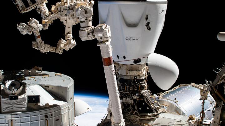 Le vaisseau de l'équipage SpaceX Dragon Endeavour est représenté amarré à l'adaptateur d'amarrage international orienté vers l'espace du module Harmony. Endeavour a transporté quatre astronautes de la mission Axiom 1, le commandant Michael Lopez-Alegria, le pilote Larry Connor et les spécialistes de mission Eytan Stibbe et Mark Pathy, à la Station spatiale internationale pour plusieurs jours de recherche, d'éducation et d'activités commerciales.