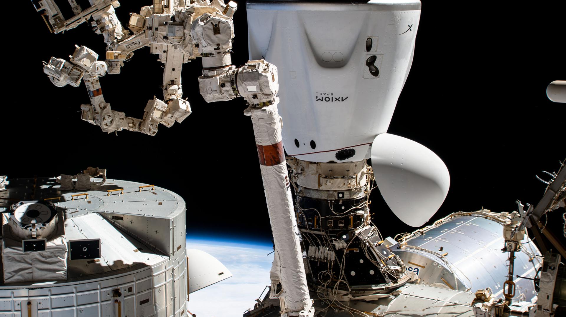 स्पेसएक्स ड्रैगन एंडेवर चालक दल के जहाज को हार्मनी मॉड्यूल के अंतरिक्ष-सामना करने वाले अंतरराष्ट्रीय डॉकिंग एडेप्टर के लिए डॉक किया गया है। एंडेवर ने चार स्वयंसिद्ध मिशन 1 अंतरिक्ष यात्रियों, कमांडर माइकल लोपेज़-एलेग्रिया, पायलट लैरी कॉनर, और मिशन विशेषज्ञ एटन स्टिब्बे और मार्क पाथी को कई दिनों के अनुसंधान, शिक्षा और व्यावसायिक गतिविधियों के लिए अंतर्राष्ट्रीय अंतरिक्ष स्टेशन तक पहुँचाया।