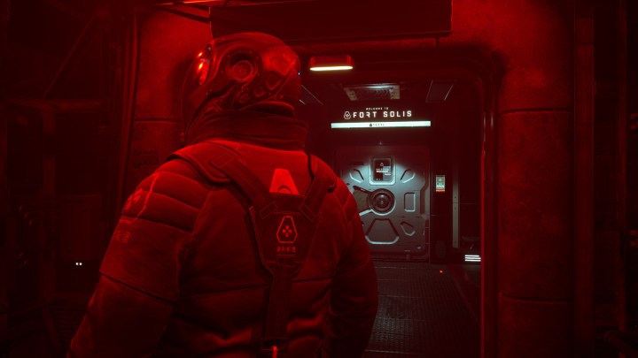 Персонаж Форт-Солис стоит в красном коридоре.
