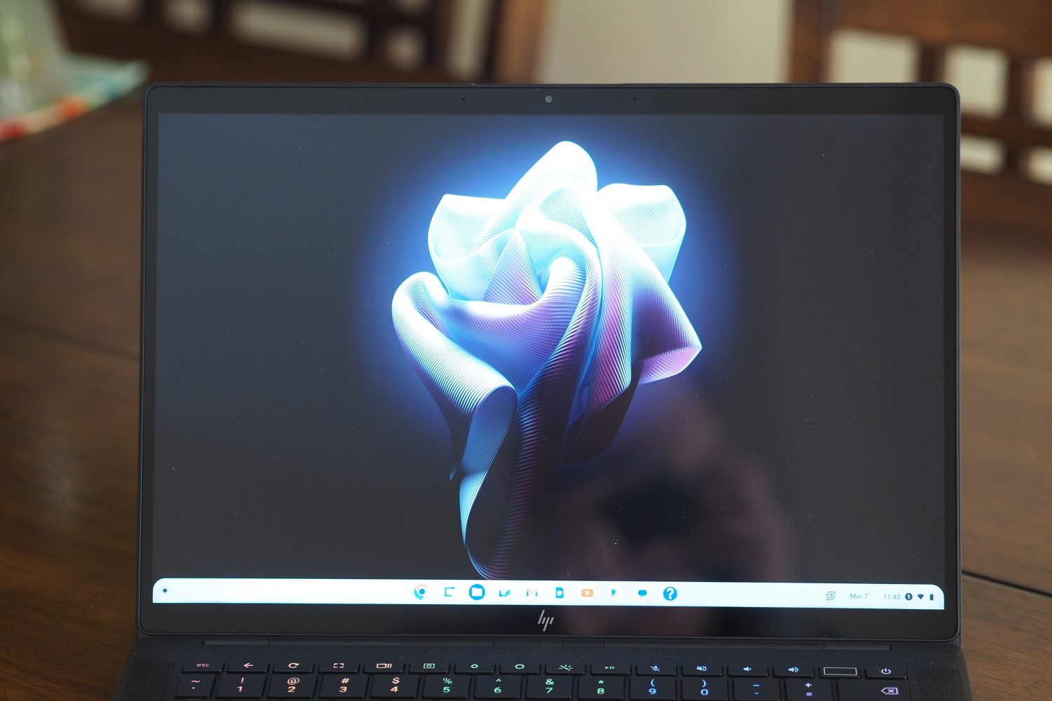 Vista frontal do HP Dragonfly Pro Chromebook mostrando a tela.