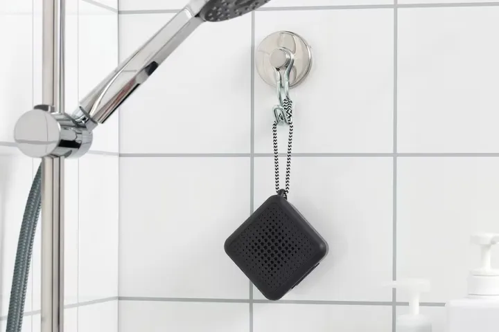 Ikea Vappeby Altavoz Bluetooth portátil impermeable en negro.