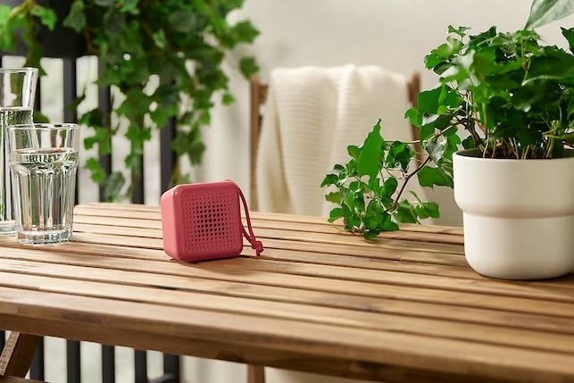 Ikea Vappeby Altoparlante Bluetooth portatile impermeabile in rosso.