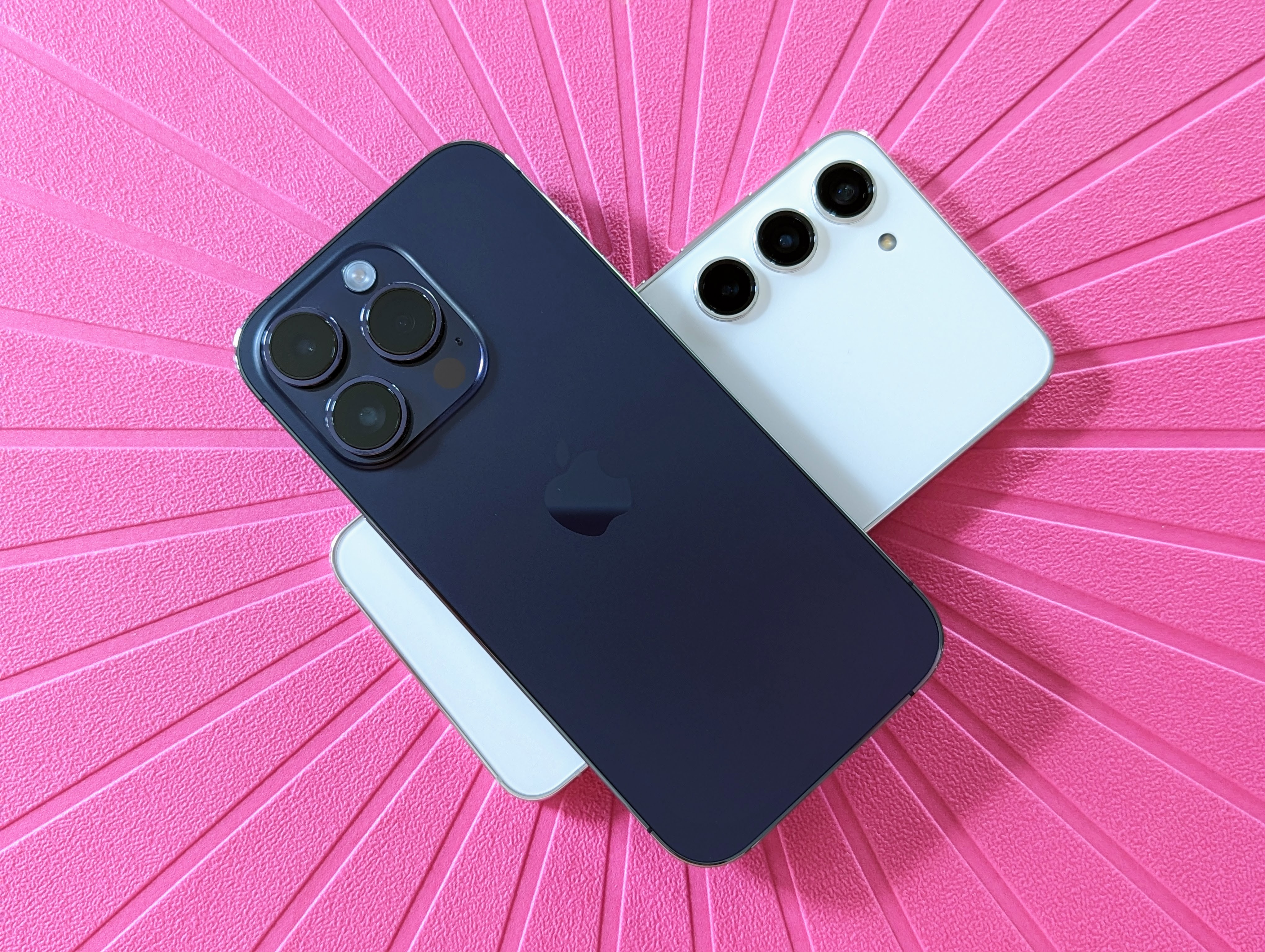 iPhone 14 Pro violet foncé et Galaxy S23 crème croisés