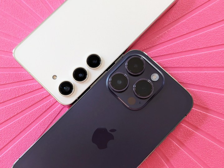Primo piano delle fotocamere iPhone 14 Pro e Cream Galaxy S23 viola intenso