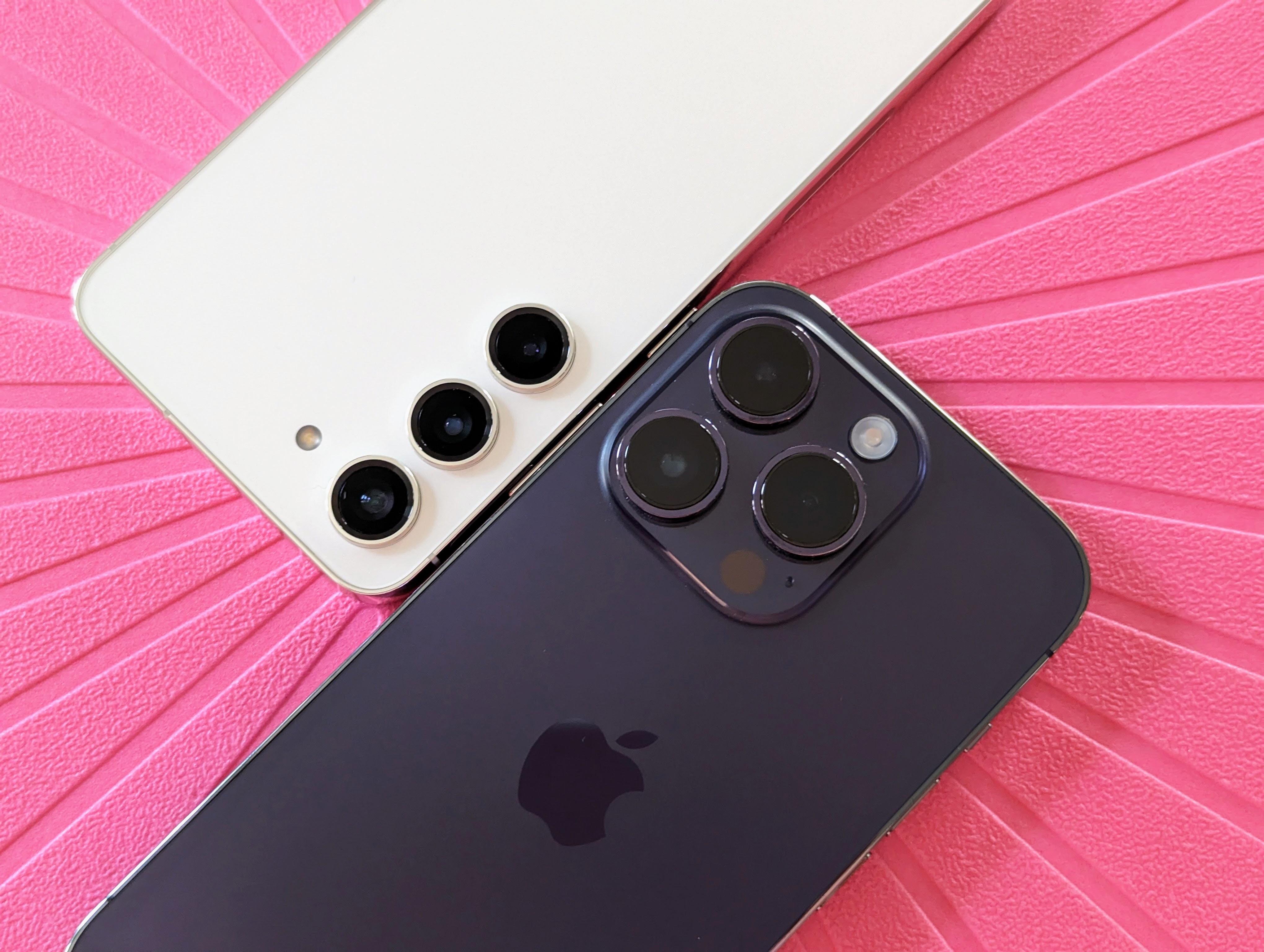 Gros plan sur les appareils photo iPhone 14 Pro et Cream Galaxy S23 violet foncé